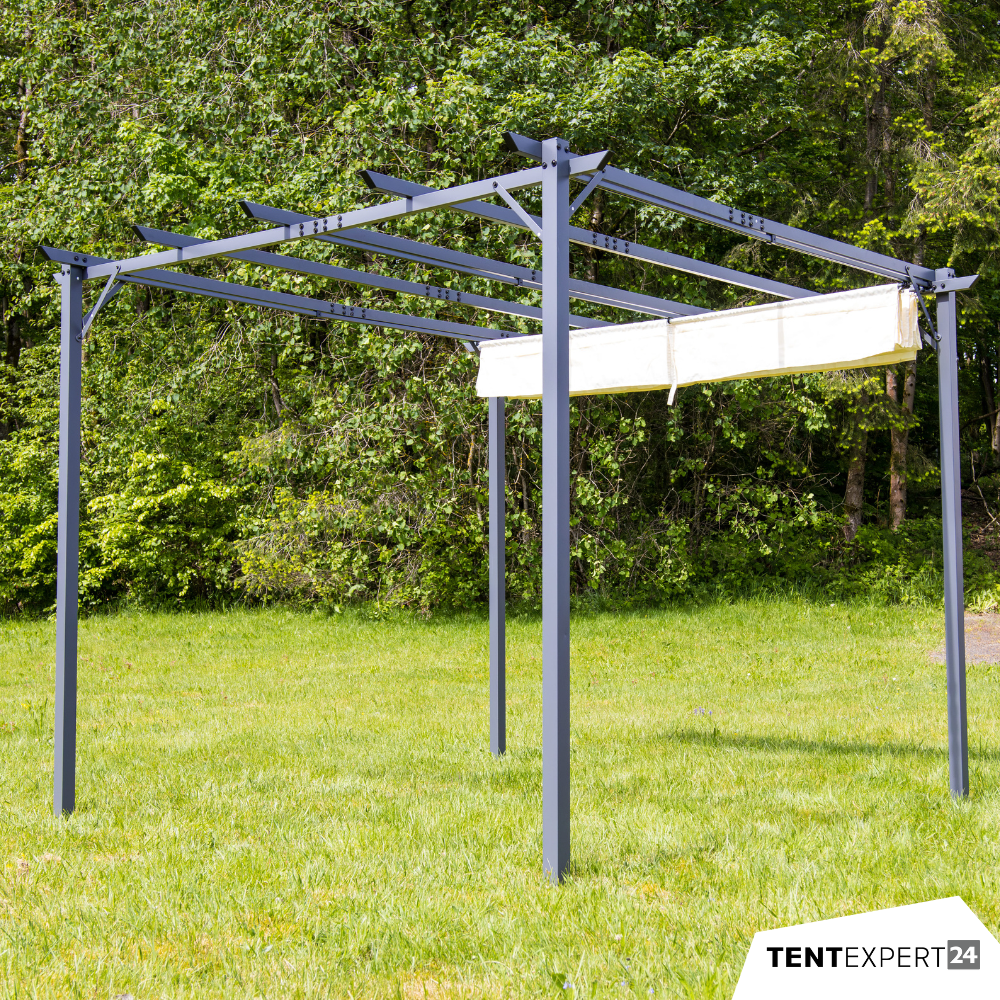 Freistehende Pergola von Tentexpert24 mit anthrazitfarbenem Stahlrahmen und halb geöffnetem, cremefarbenem Faltdach auf einer grünen Rasenfläche.