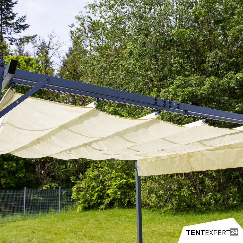 Freistehende Pergola von Tentexpert24 mit pulverbeschichtetem Stahlgestell und halb geöffnetem, wasserabweisendem Textildach in Beige.