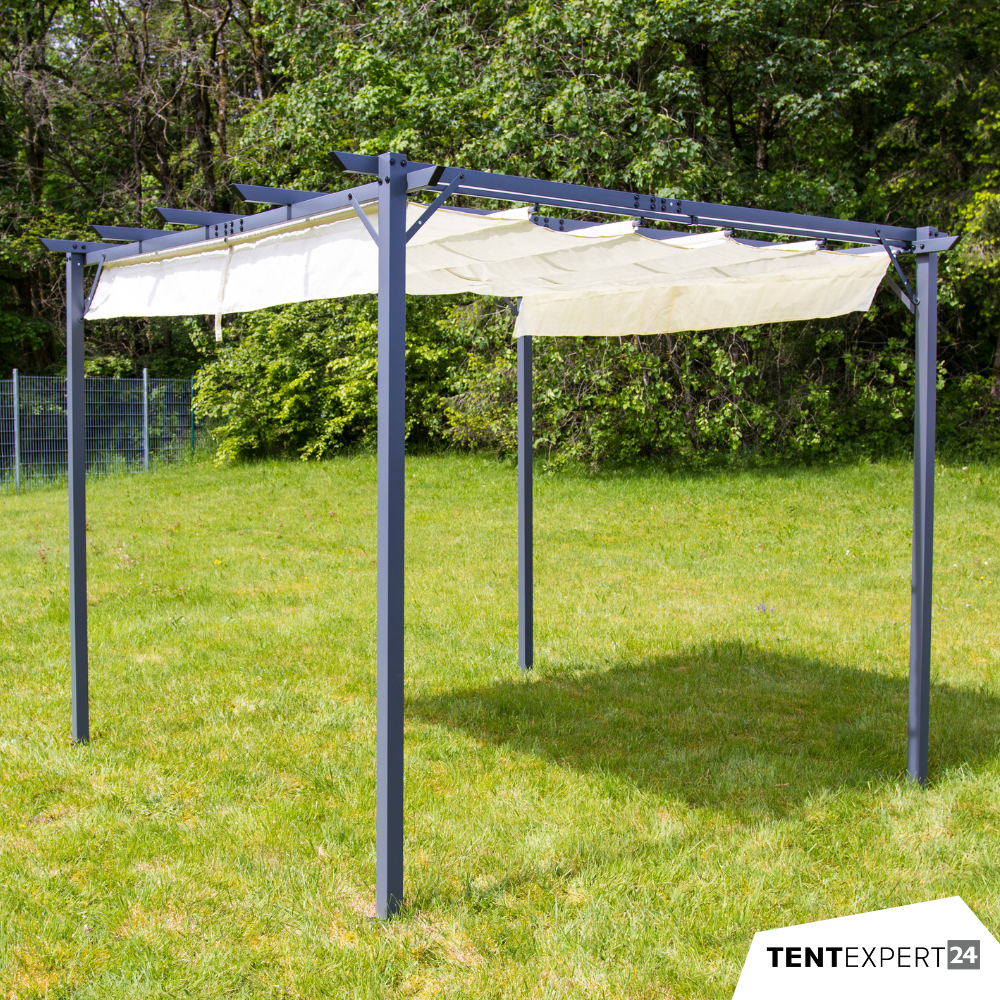 Freistehende Pergola von Tentexpert24 mit anthrazitfarbenem Stahlrahmen und halb geöffnetem, cremefarbenem Faltdach auf einer grünen Rasenfläche.