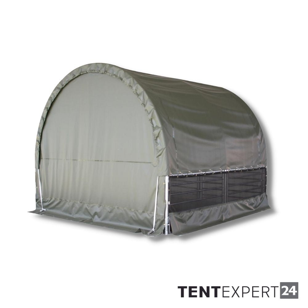 Robuste Rundbogenhalle / Weidezelt 4x4m inkl. Gatter in Dunkelgrün mit 750g/m² schwerer PVC-Plane. Winterfestes Weidezelt für Landwirtschaft und Lagerung, 3,15m Firsthöhe, UV-beständig und wasserdicht. Professionelle Überdachung für Tiere oder Maschinen von tentexpert24.de.