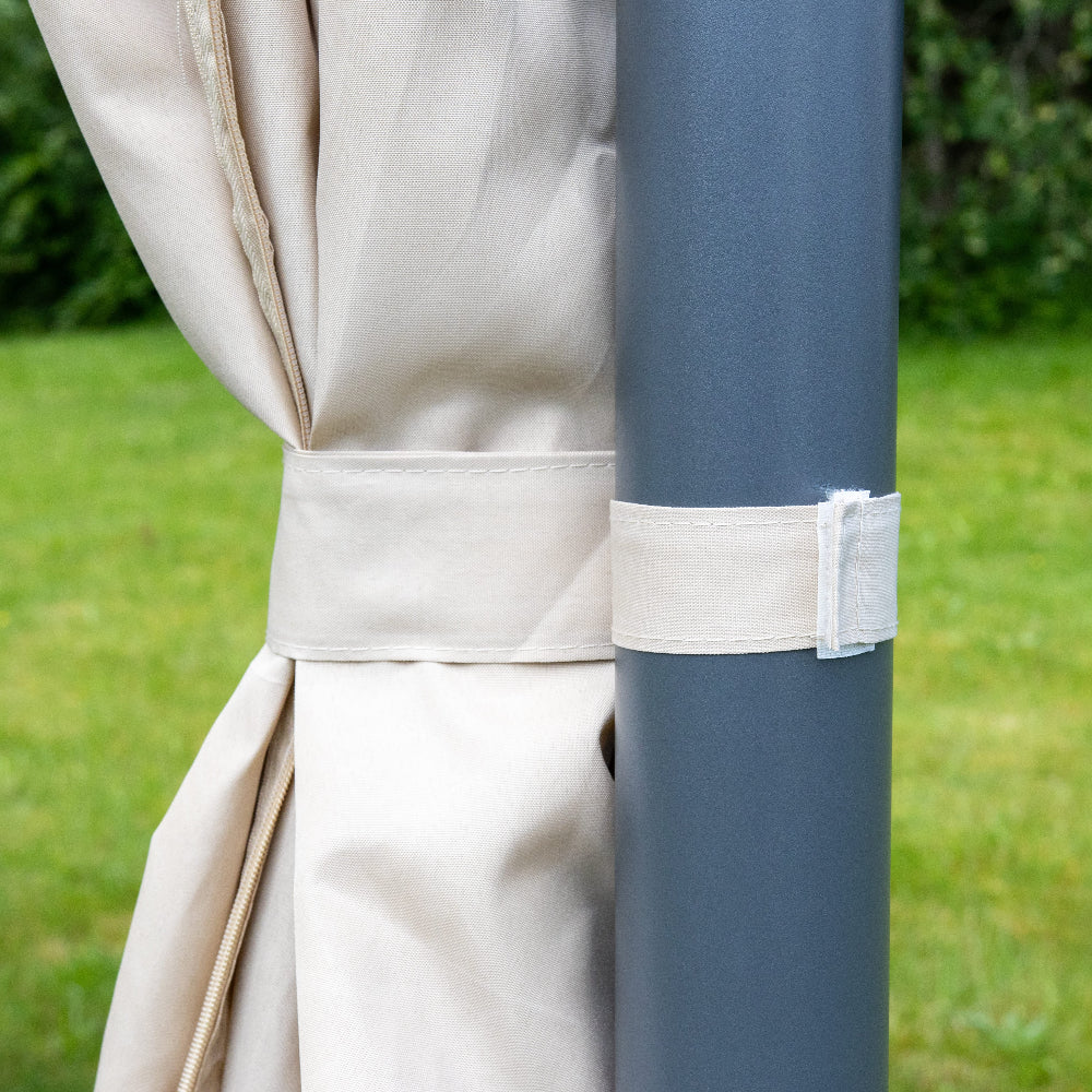 Detailaufnahme des dekorativen Stahlgestells vom Gartenpavillon Oasis Haven Classic mit verzierten Eckpfosten und hochwertiger Pulverbeschichtung.
