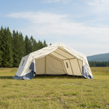 MZU P-10 Mannschafts- und Unterkunftszelt (5,0 x 4,7 m) in Beige/Grau mit stabilem Aluminiumgerüst, aufgebaut auf einer grünen Wiese vor einer Waldkulisse.